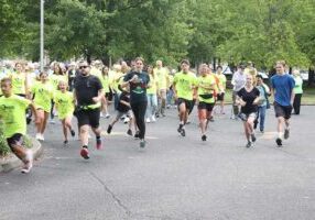 The runners and walkers take off!
