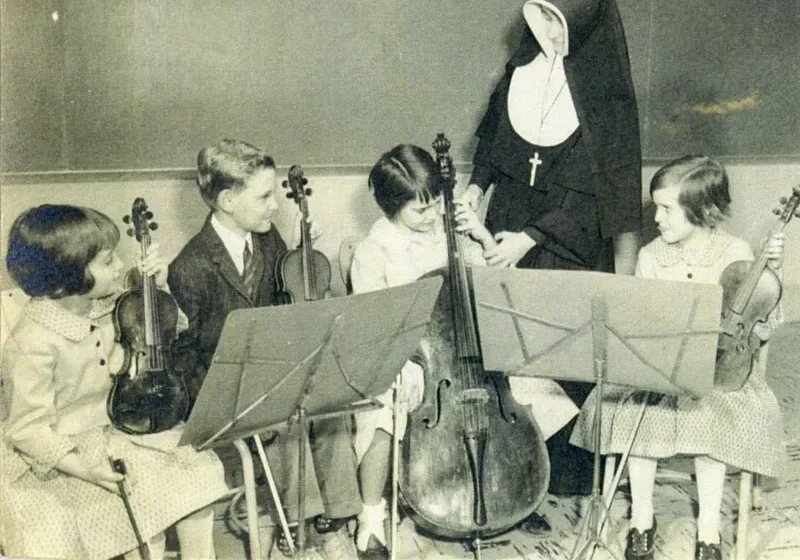 Sister Regina Marie McIntyre teaching students.